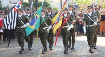 Desfile de 7 de setembro reúne várias pessoas