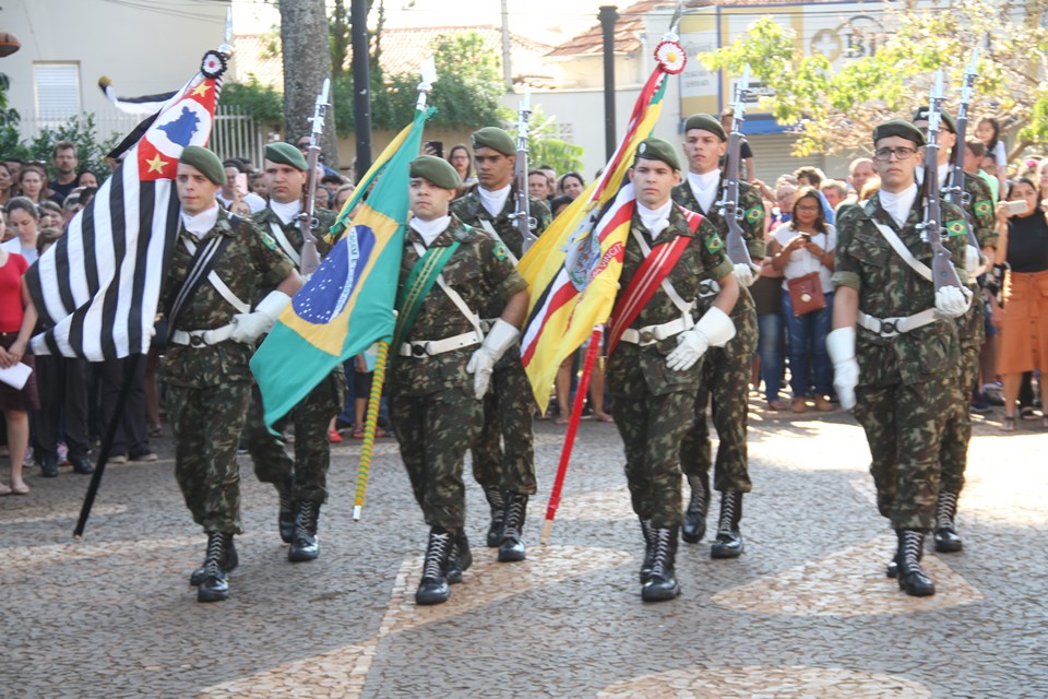 Desfile de 7 de setembro reúne várias pessoas