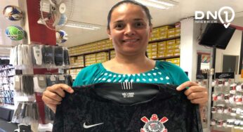 Elaine Cristina ganha camisa da promoção do DN1 e Lalo Calçados e Esportes