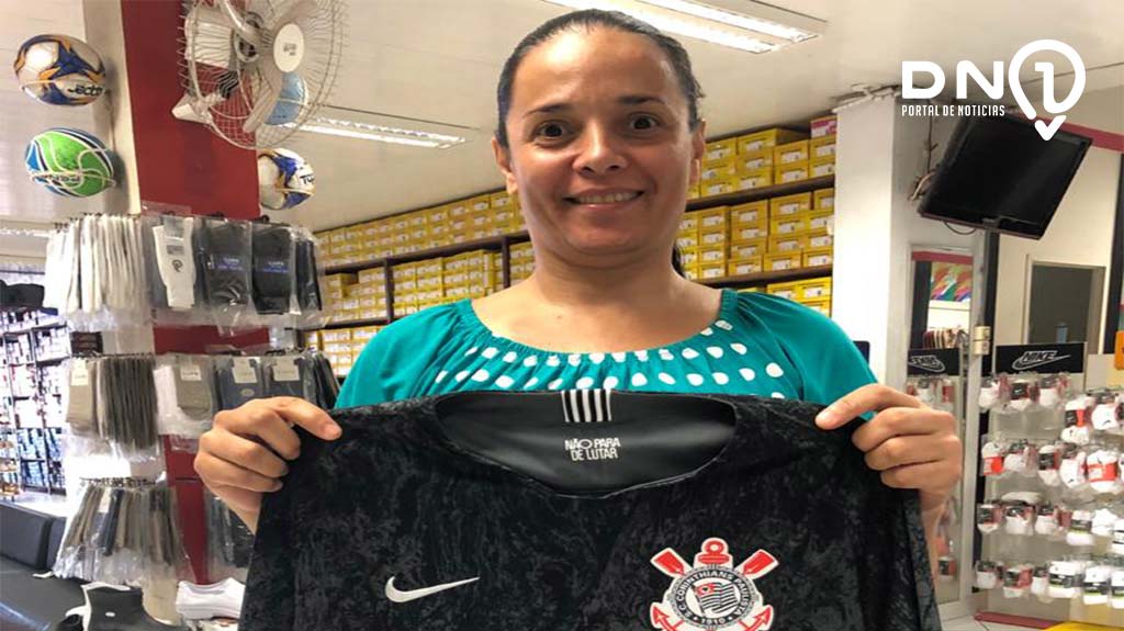 Elaine Cristina ganha camisa da promoção do DN1 e Lalo Calçados e Esportes