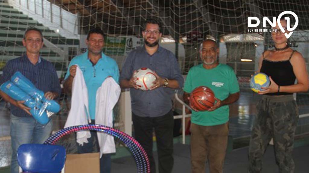 Prefeito e secretários entregaram novos materiais esportivos no Ginásio Municipal