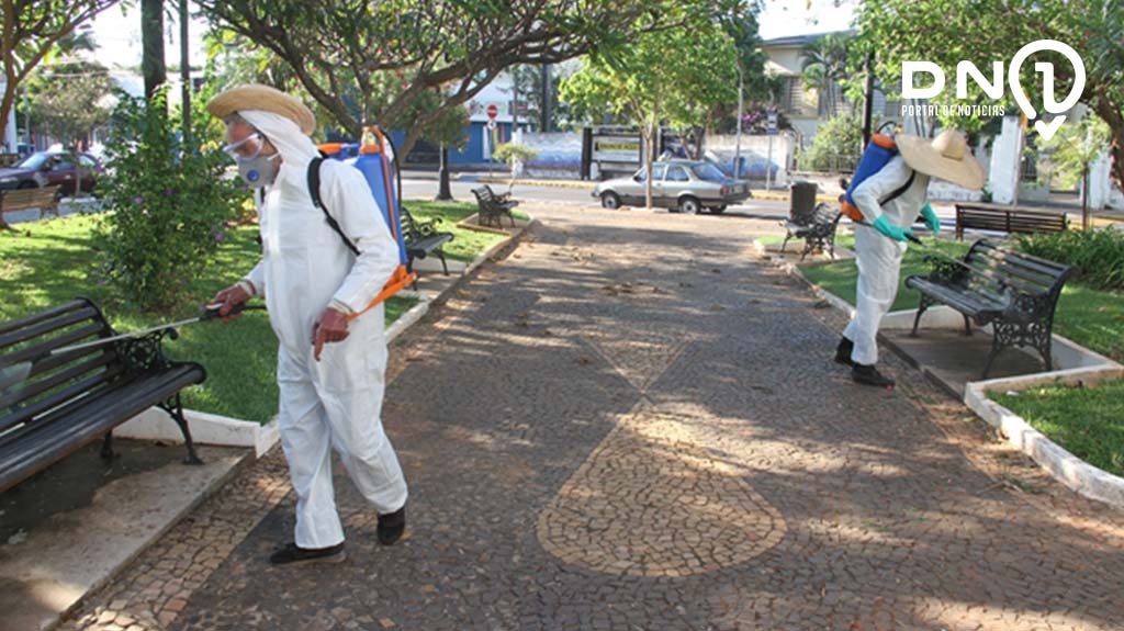 Paço Municipal e Praça James Mellor recebem higienização para combater o coronavírus