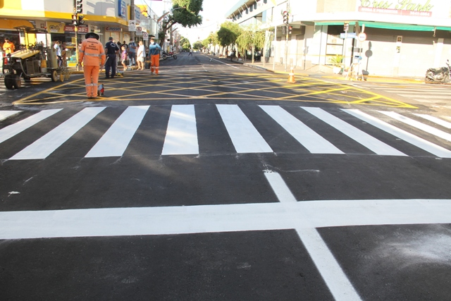 Rua Bento da Cruz recebe recapeamento e pintura de solo