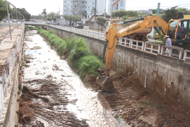 Limpeza no Biriguizinho: Prefeitura pede atenção aos motoristas que usam a avenida João Cernach