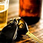 Homem é preso por dirigir embriagado após atropelar adolescente
