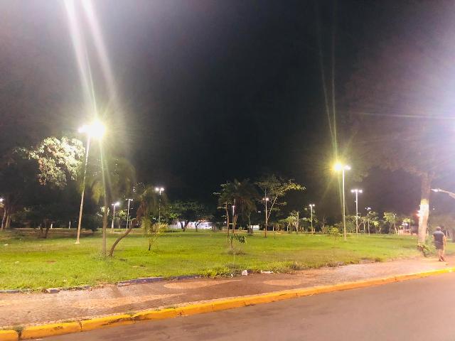 Praças Raul Cardoso e Nossa Senhora de Fátima receberam melhorias em suas iluminações