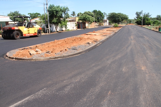Após 20 anos, trecho de terra da Avenida Vitória Régia ganhou asfaltamento da Prefeitura de Birigui