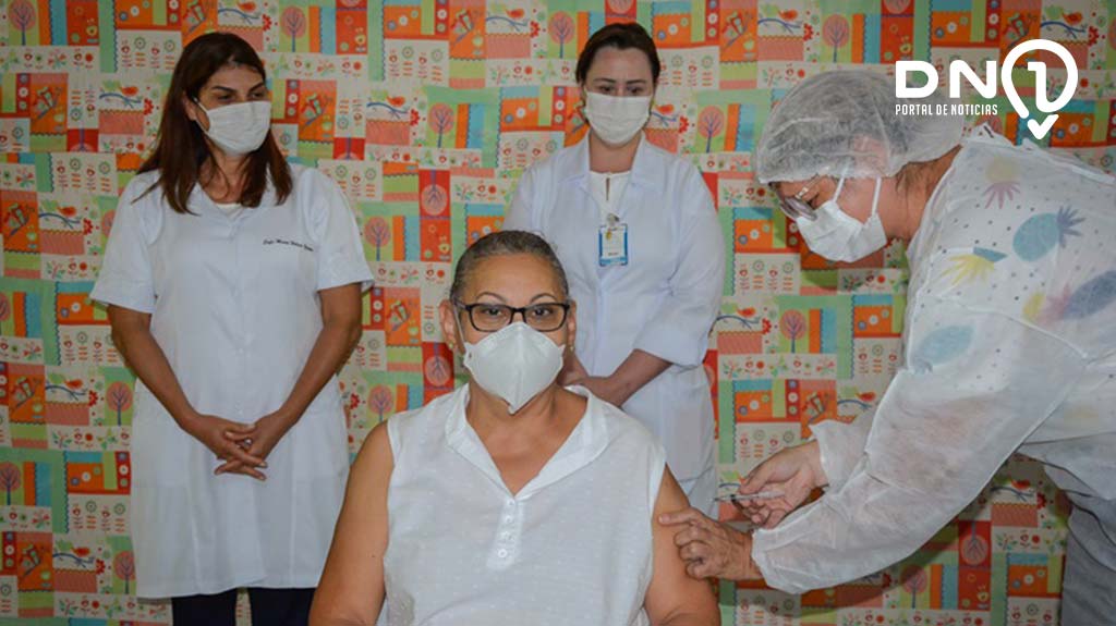 Técnica em enfermagem é primeira imunizada contra a covid-19 em Birigui