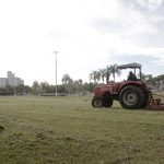 Prefeitura usa caminhão pipa para lavar a Praça Dr. Gama e Parque do Povo tem o mato roçado
