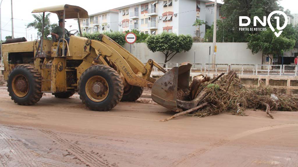 Secretarias de Obras e Serviços Públicos fazem força-tarefa para limpar a cidade após temporal