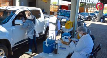 Idosos de 67 anos recebem 2ª dose da vacina contra covid-19 no drive-thru do Hangar