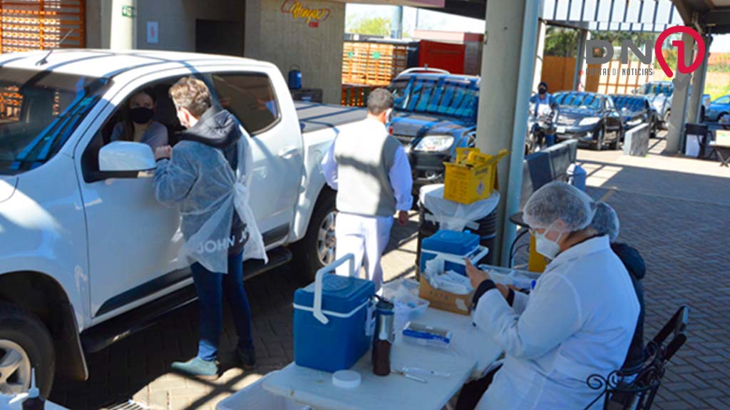 Idosos de 67 anos recebem 2ª dose da vacina contra covid-19 no drive-thru do Hangar