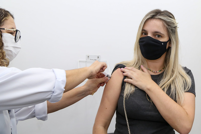 Governo de SP anuncia dose adicional contra Covid-19 para profissionais de saúde
