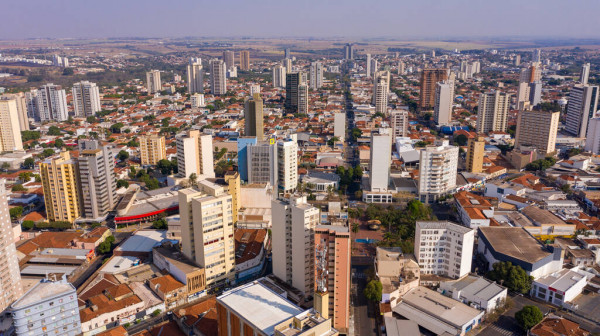 Imóveis de alto padrão vão a leilão por deverem IPTU em Araçatuba