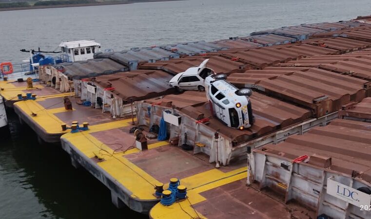 Carro em fuga e viatura caem sobre barcaça em Araçatuba