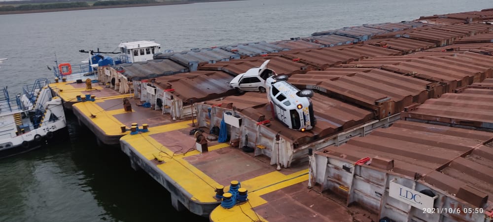 Carro em fuga e viatura caem sobre barcaça em Araçatuba