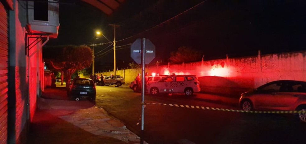 Homem é morto a tiros por policiais depois de esfaquear moradores em Monte Aprazível