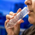 Novo teste rápido detecta coronavírus na saliva e também indica a carga viral