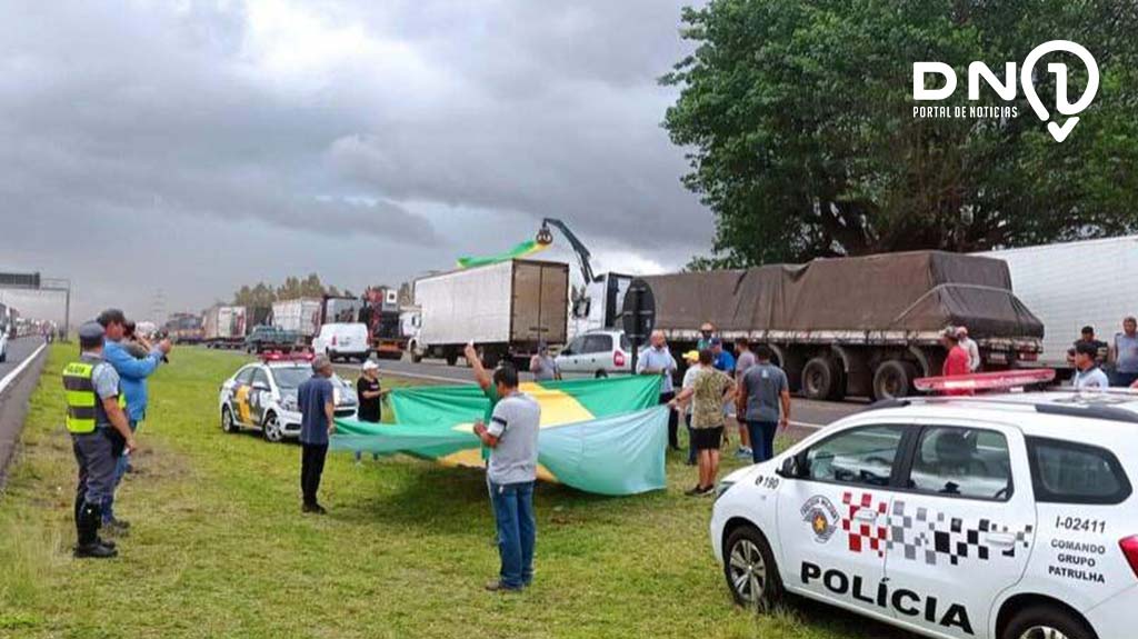 Caminhoneiros fazem protestos na Rondon contra resultado das eleições de 2022